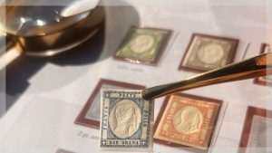 Pinzetta e lente per francobolli